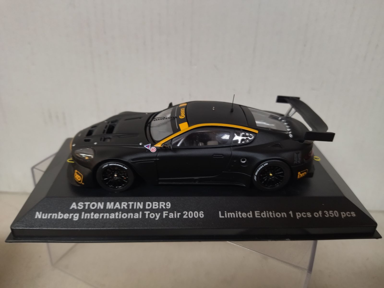 Miniature Aston Martin DBRS9 N°69 - Le Mans 2006 - Échelle 1/43 Par IXO