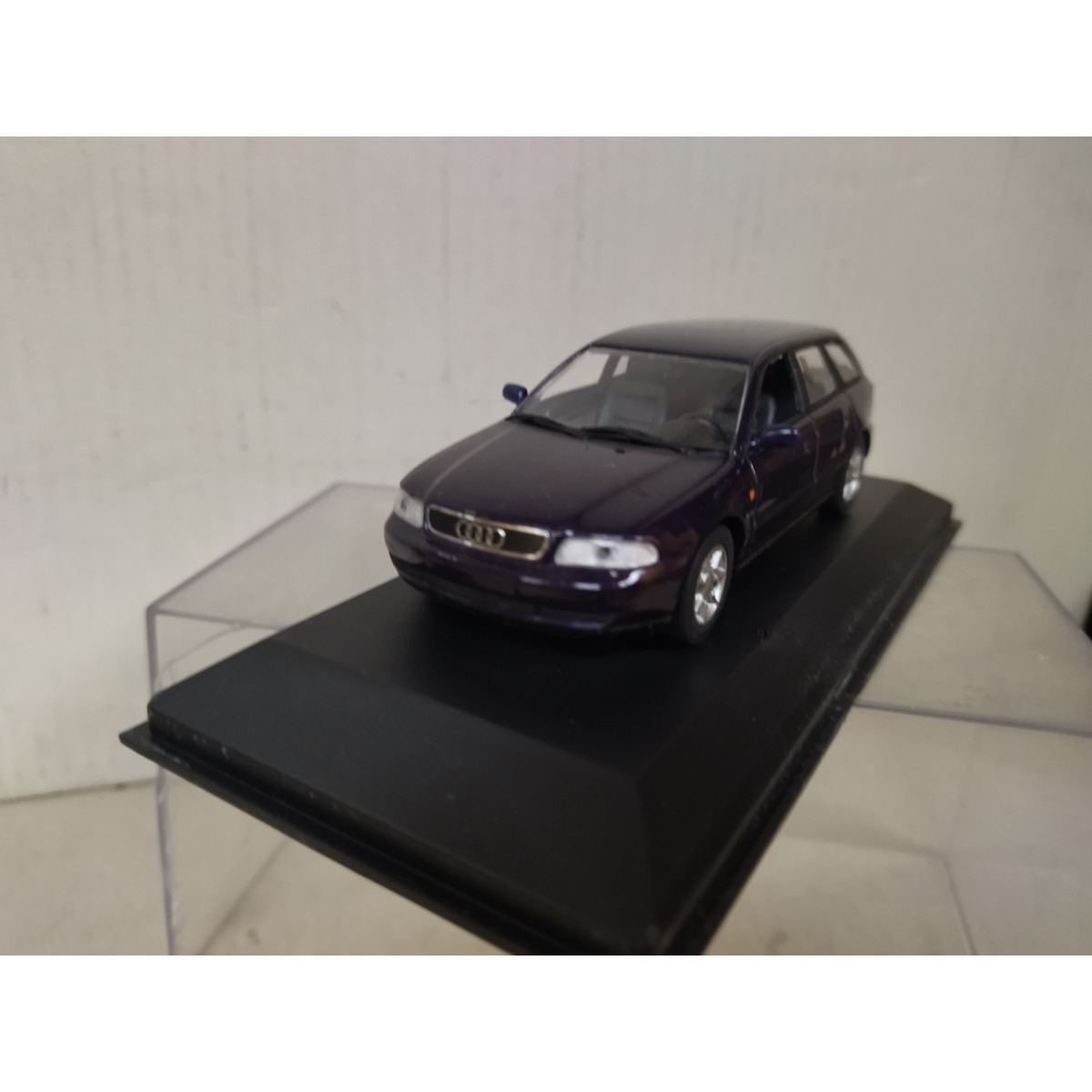 Audi RS4 Avant (B5) Imola Yellow 1:43 430019311 MINICHAMPS diecast