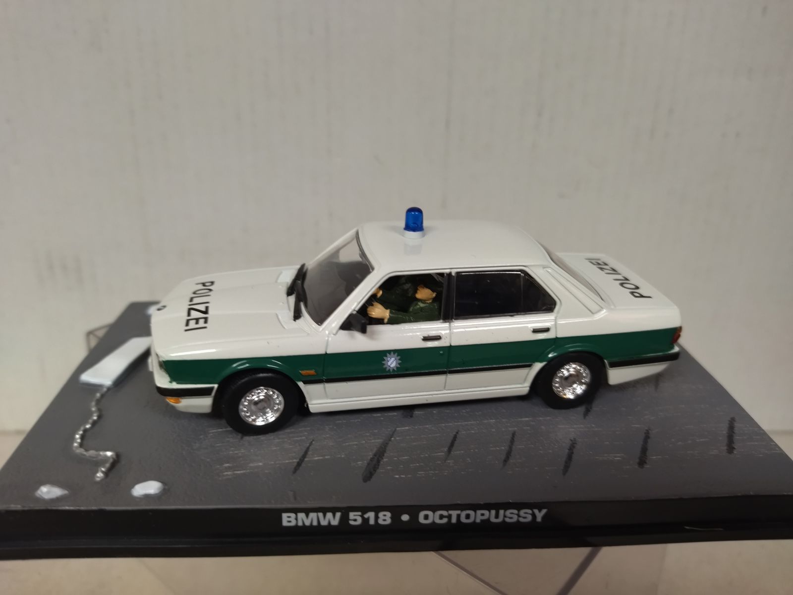 B-M-W 5-serie Politie E28 1981-1987 Octopussy J. Bond 007 1/43 Ixo modelauto met individueel kenteken naar keuze