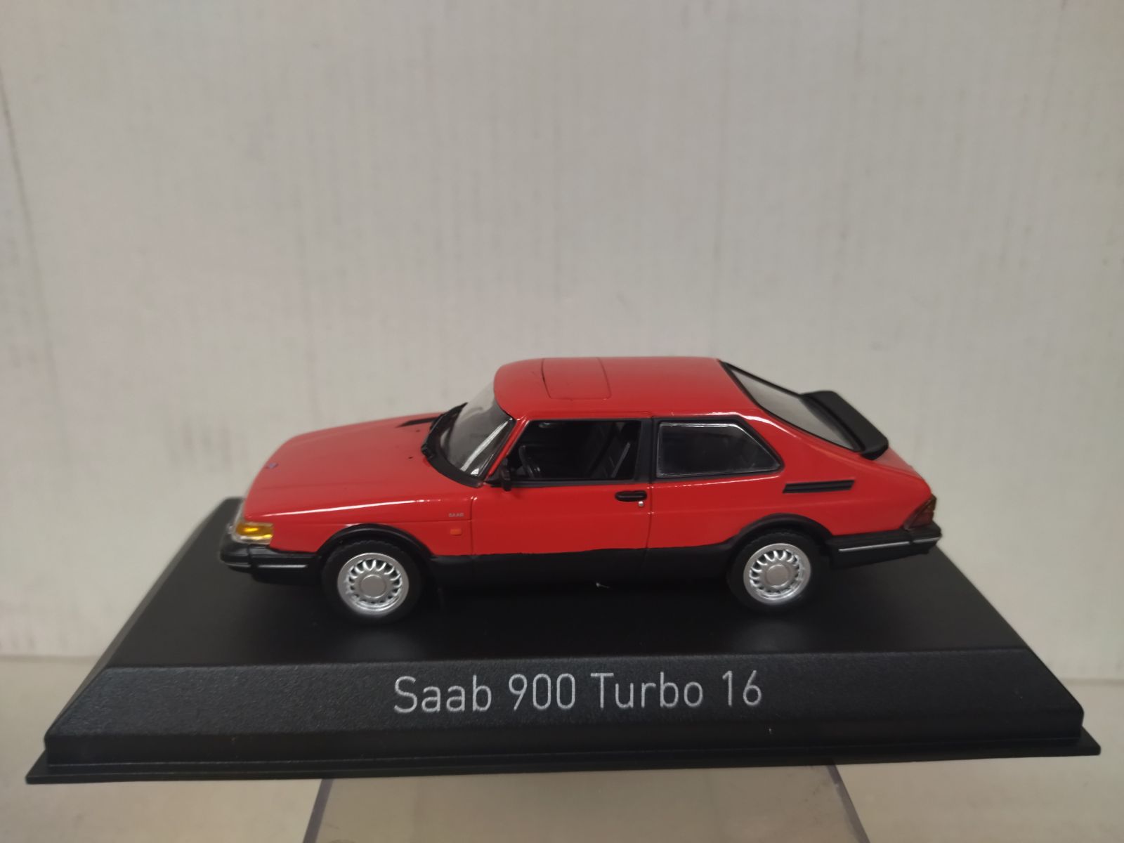Modellino Saab 900 Turbo Berlina 1992 Rosso - Norev 1:43 (810035) - Nuovo In Scatola
