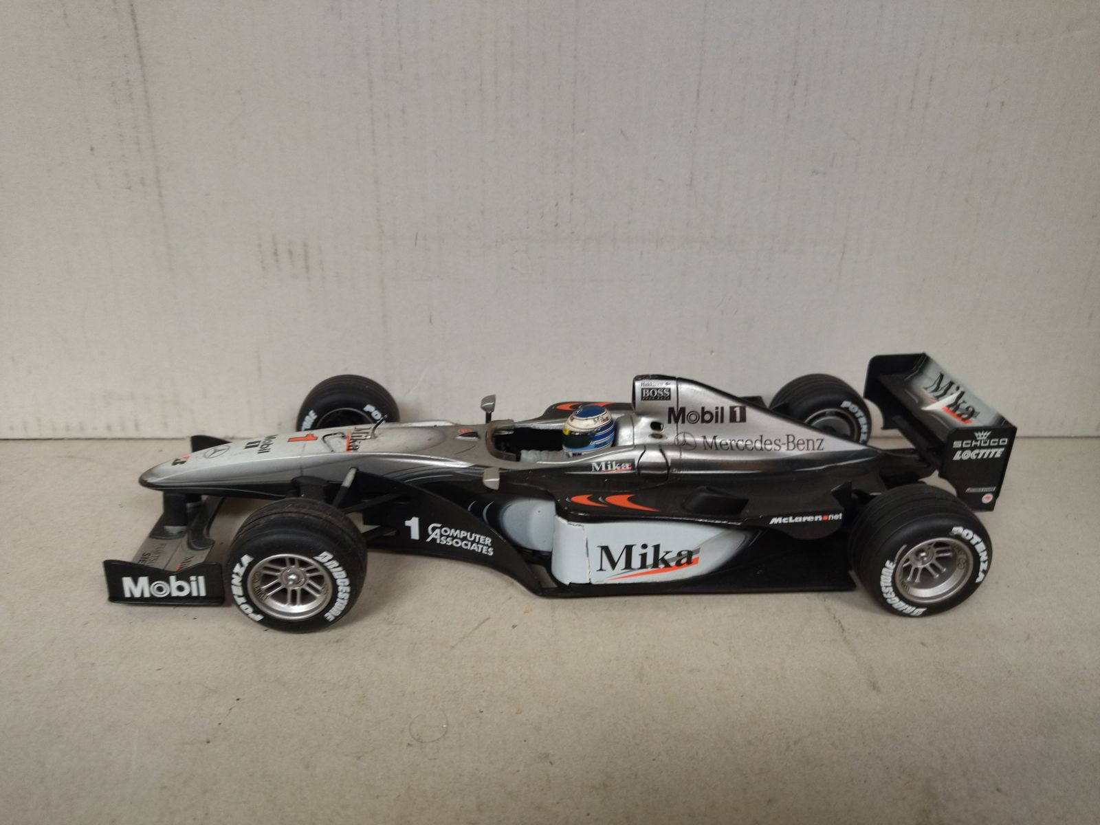 MCLAREN MP4/14 2000 FORMULA F1 M.HAKKINEN 1:18 HOT WHEELS DEFECT