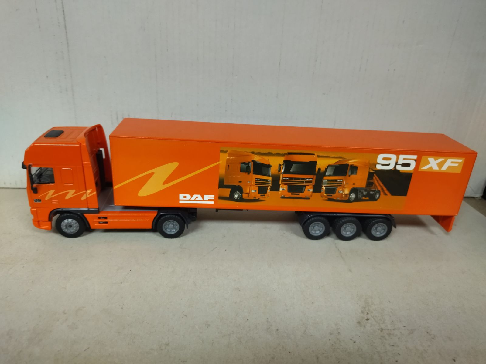 JOAL camion 1/50 VOLVO FH + semi porte containers. Sans boite