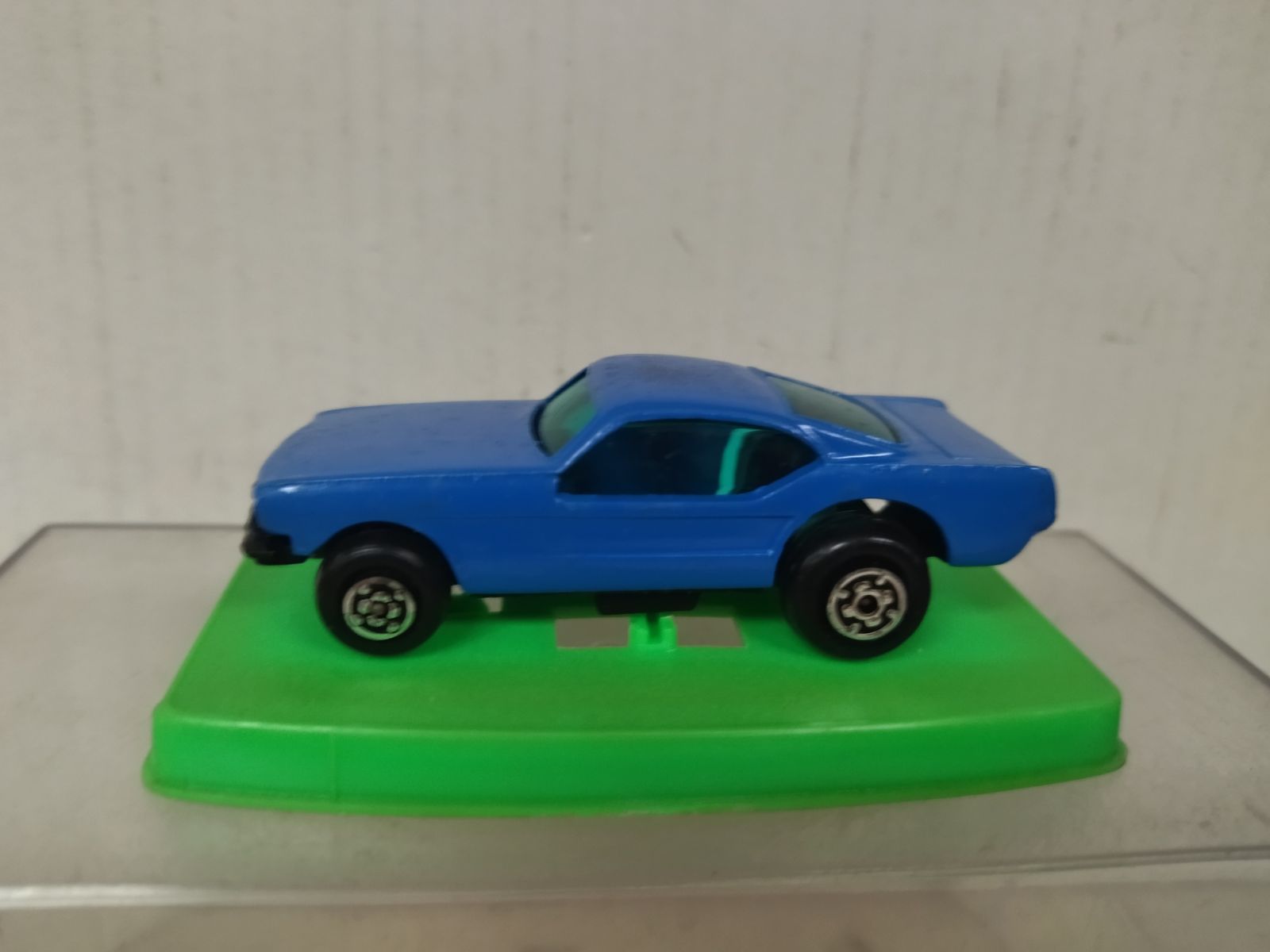 FORD MUSTANG JAUNE Majorette 60th Anniversary Edition Boite métal 3