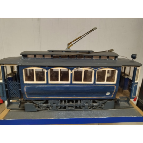 MAQUETA TRANVIA AZUL BARCELONA DE MADERA apx 1:24/medidas 35 x 15 x 10