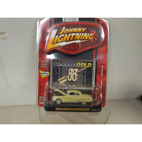 OLDSMOBILE SUPER 88 1950 CLASSIC GOLD 1:64 JOHNNY LIGHTNING