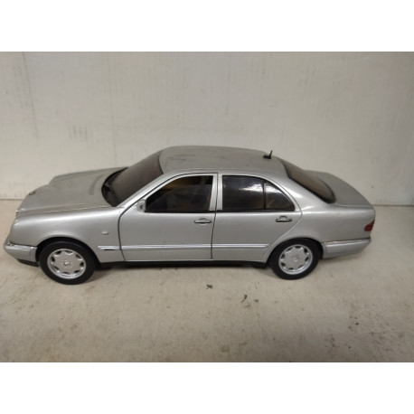 MERCEDES-BENZ W210 E320 1:18 CHRONO DESGUACE/SCRAPPING ROTO/BROKEN