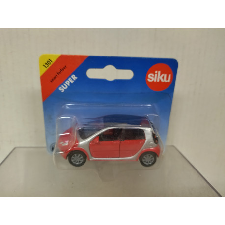 SMART FORFOUR RED/BLACK 1:55/apx 1:64 SIKU 1301