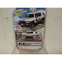 TOYOTA FJ CRUISER 2007 WHITE WHEELS WHITE/GOLD 1:64 JOHNNY LIGHTNING