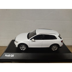 AUDI Q5 2016 WHITE 1:43 DEALER iSCALE
