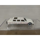 LIMOUSINE LIMOZEEN WHITE DEFECTUOSO apx 1:64 HOT WHEELS NO BOX