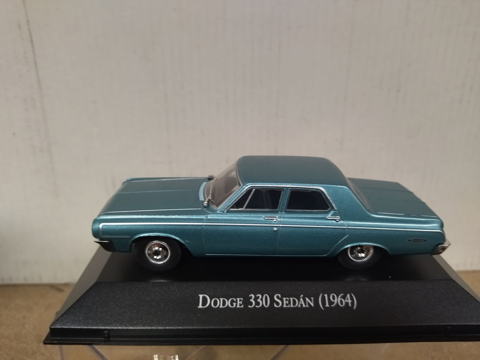 miniature 1/43 dodge 330 sedan bleu clair métallisé 1964, neo - clic
