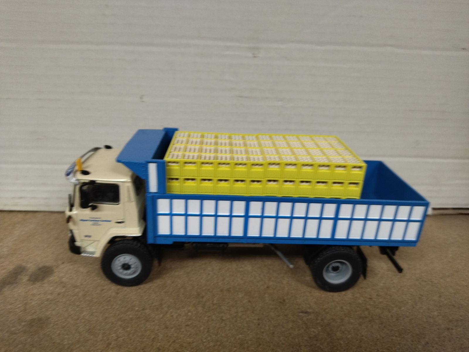 EBRO P200 1973 TRANSPORTE BEBIDAS 1:43 SALVAT IXO - BCN STOCK CARS