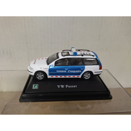 VOLKSWAGEN PASSAT FAMILIAR MOSSOS D´ESQUADRA 1:72 CARARAMA HONGWELL