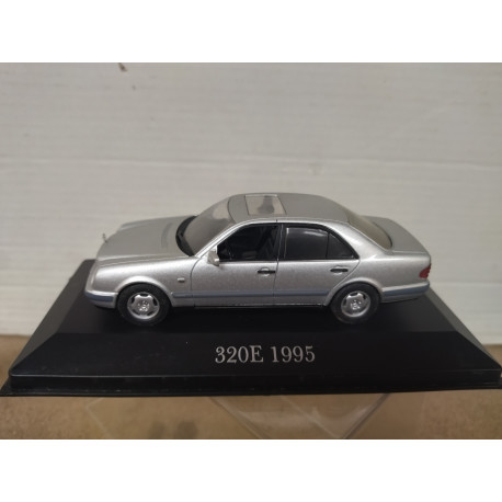 MERCEDES-BENZ W210 E320 1995 SILVER 1:43 ALTAYA IXO NO FOTO