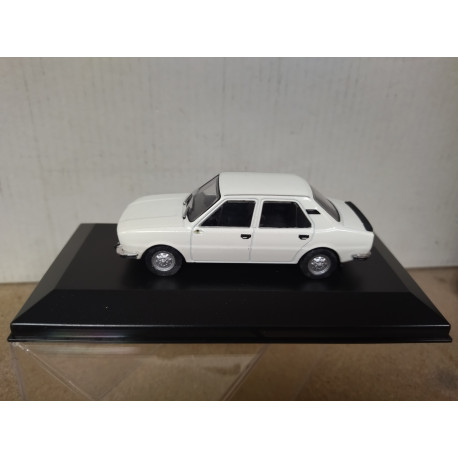 SKODA 105L 1976 WHITE 1:43 IXO DEFECTUOSO/BOX NO ORIGINAL