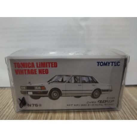 NISSAN GLORIA 4 DOOR SEDAN 1:64 TOMICA LIMITED NEO N-76a