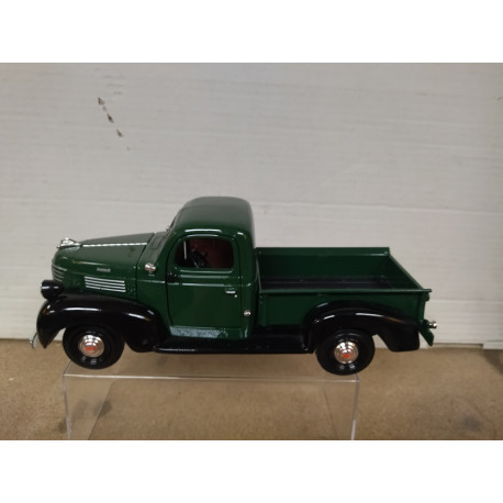 PLYMOUTH PICKUP 1941 GREEN 1:24 MOTOR MAX NO BOX