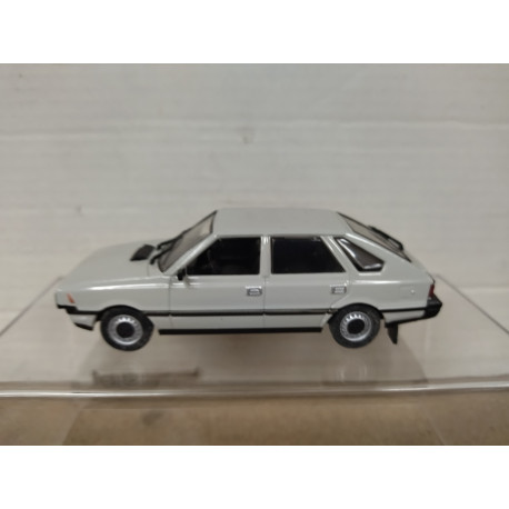 FSO POLONEZ GRIS 1:43 IXO DeAGOSTINI NO BOX/DEFECTUOSO