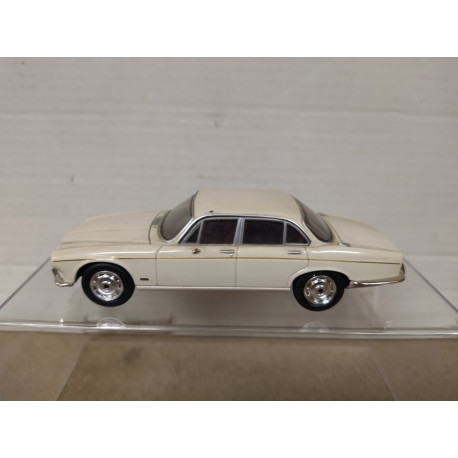 JAGUAR XJ6 4.2 SERIE 1 WHITE 1:43 VANGUARDS NO BOX/DEFECT PINTURA