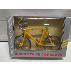 BICYCLE/BICICLETA DE CORREDOR AMARILLA MODEL 1930 1:10