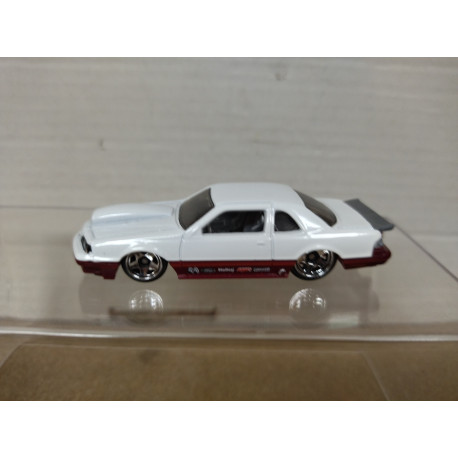 FORD THUNDERBIRD 1988 WHITE 1:64 HOT WHEELS NO BOX