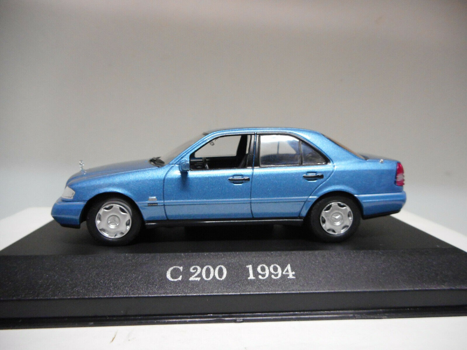 MERCEDES BENZ C200 MODEL CAR BLUE 1994 C 200 1:43 SCALE SALOON IXO COLLECTION K8 