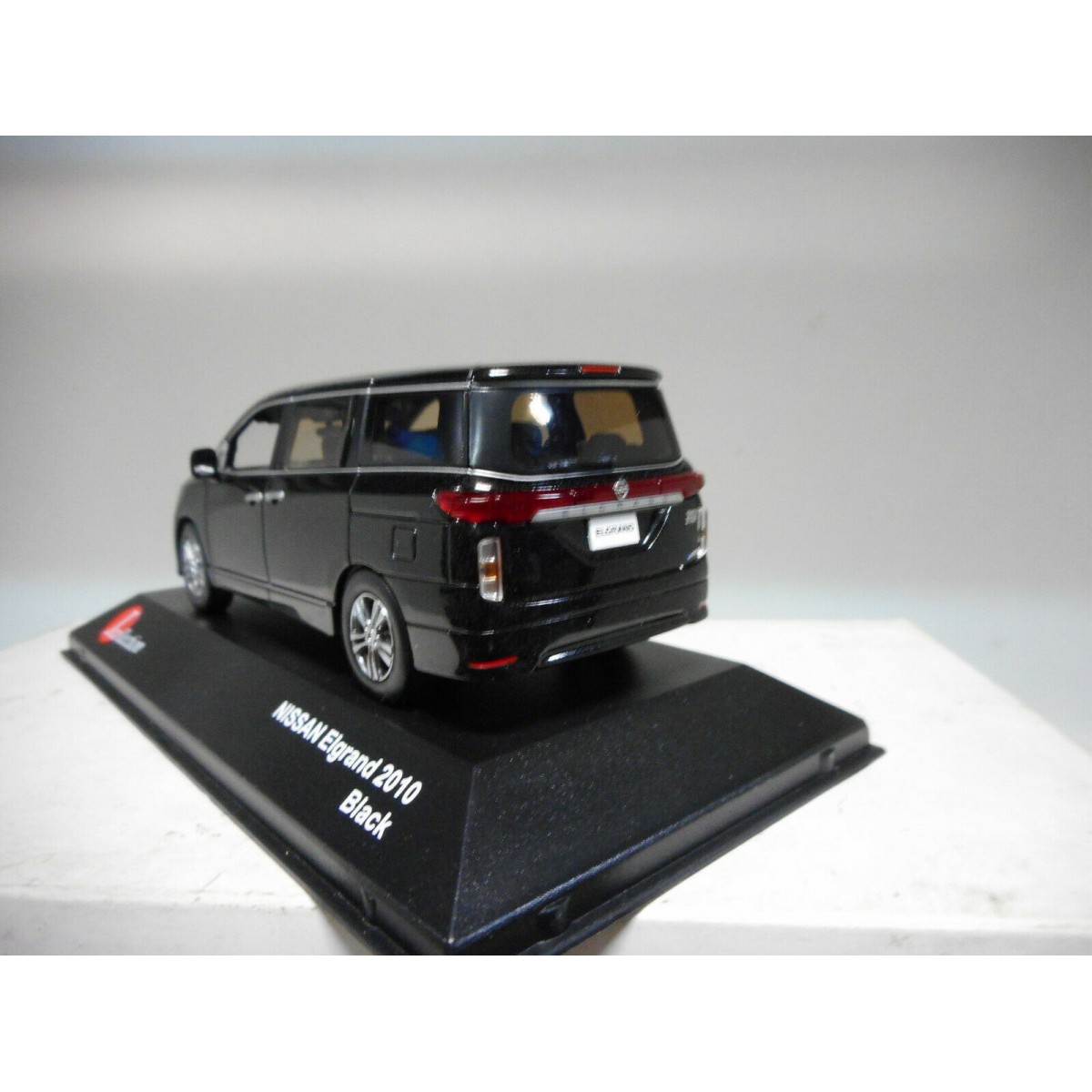 Nissan Elgrand 1/43 ディーラー 2台非売品カタログ本DVD付 Nissan Elgrand 1/43 ディーラー 2台非売品カタログ本DVD付