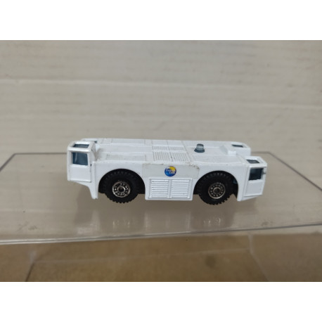 INTERNATIONAL AIRPORT TOWING TRACTOR /apx 1:64 WELLY NO BOX