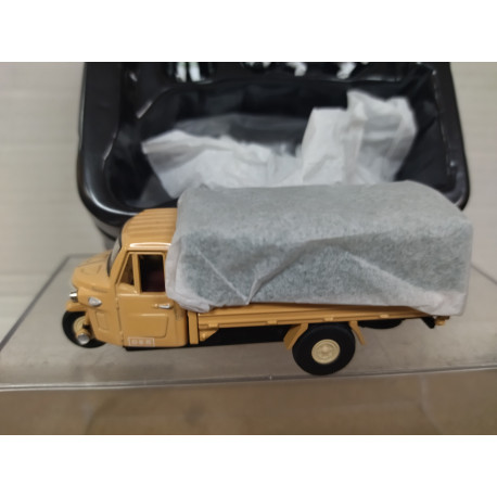DAIHATSU CO10T + FIGURES 1:64 TOMICA LIMITED VINTAGE LV-12d