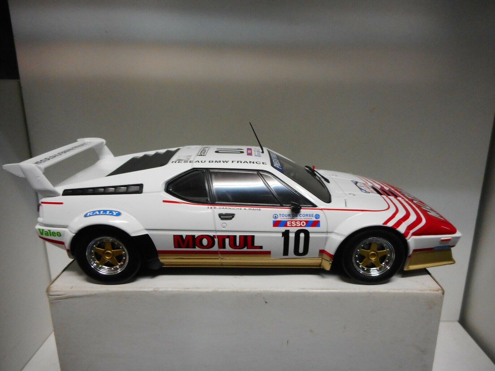 Miniature Altaya 1/18 – BMW M1 1982 – N°48 – Les Plus Grandes Voitures De Rallye – Darniche