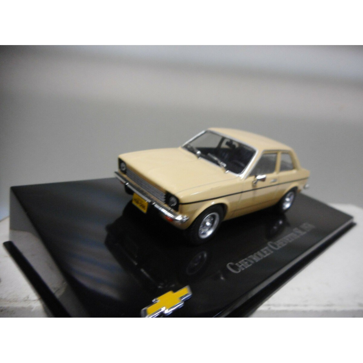 OPO 10 - Chevette SL 1976 Modello Auto 1/43: Collezione Chevrolet In Metallino Con Base Plexiglass