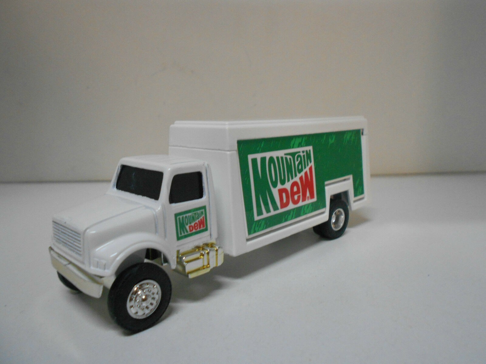 INTERNATIONAL BEVERAGE TRUCK MOUNTAIN DEW ERTL 1:64 - BCN STOCK CARS
