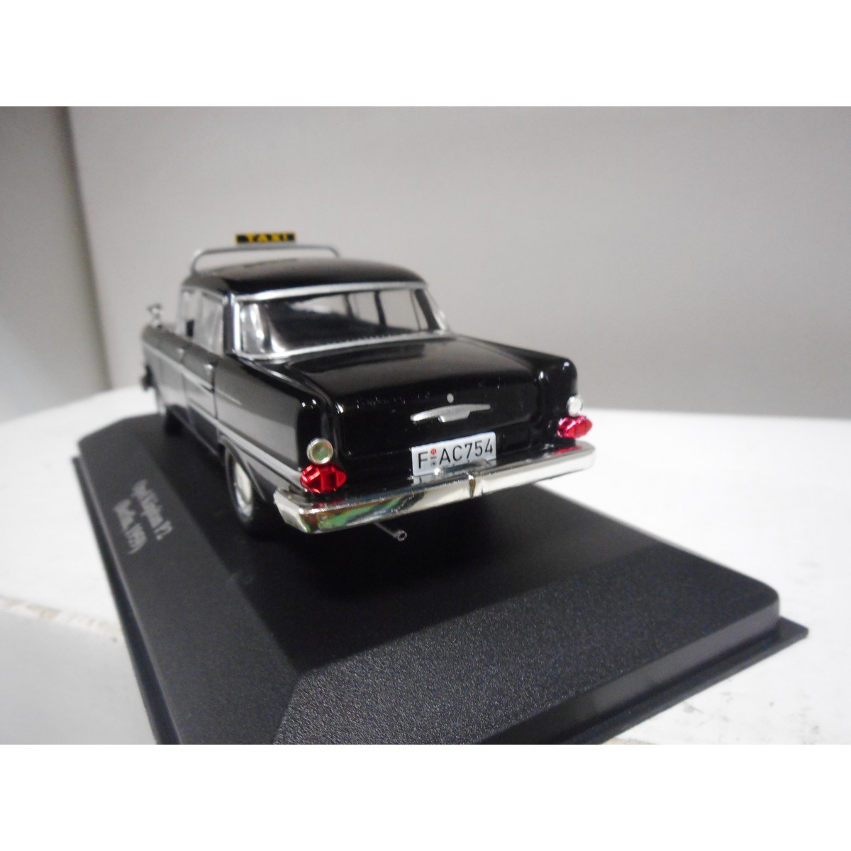 Miniature Taxi Opel Kapitän P2 Berlin 1959 - Échelle 1:43, Marque IXO, Neuve