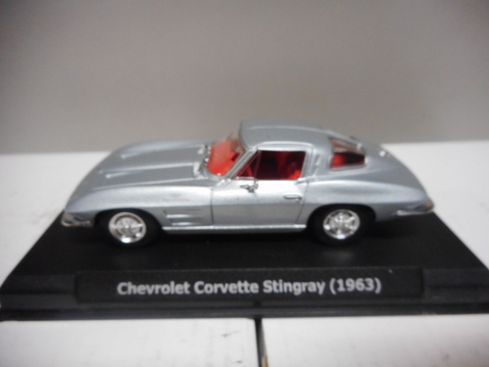 IXO Che Corvette Stingray 1963 – 1/43 – Miniature Métal Rouge Et Blanc – Collection Dès 14 Ans