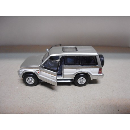 MITSUBISHI PAJERO SUPER EXCEED WHITE, GREEN BM CREATIONS 1:64