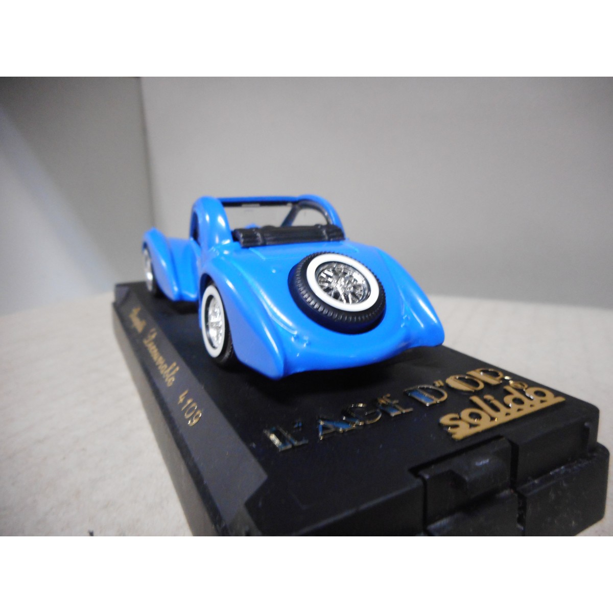CMJ Bugatti Divo Voiture Miniature à l'échelle 1:43 - French Racing Blue - Modèle de Collection en Fonte sous Pression - Produit Officiel sous Licence CMJ Bugatti Divo Voiture Miniature à l'échelle 1:43 - French Racing Blue - Modèle de Collection en Fonte sous Pression - Produit Officiel sous Licence