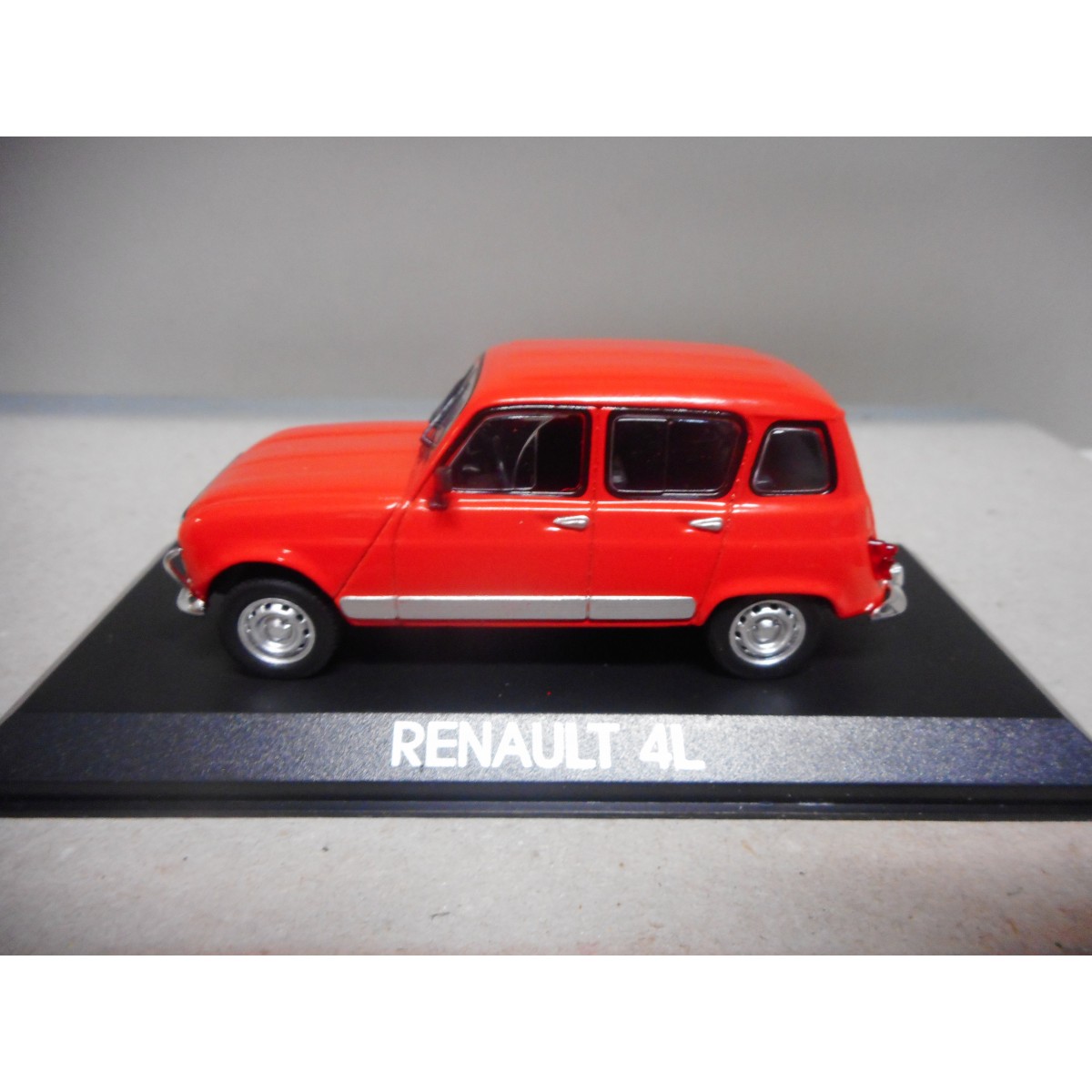 Miniature Odeon 118 - Renault 4 CLAN Rouge échelle 1/43 - Neuve