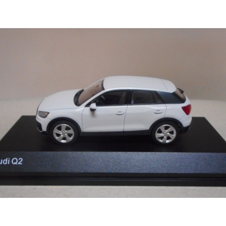 AUDI Q2 WHITE 1:43 DEALER MINICHAMPS