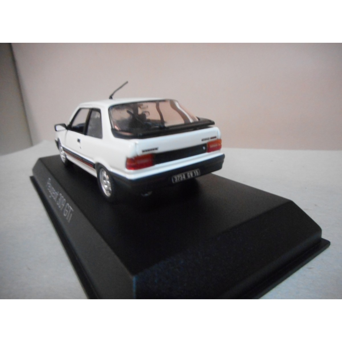 Peugeot 309 GTI 1987 – Norev 1/43 Neuve Sur Socle – Miniature De Collection Rouge