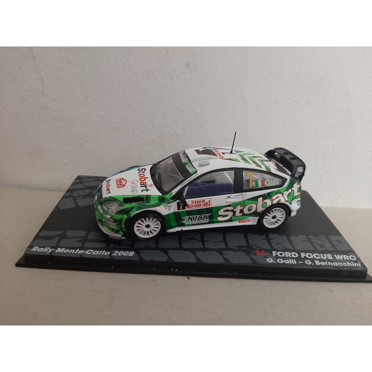 Ford Focus RS WRC #3 – M. Hirvonen – Rally Monte Carlo 2008 (1:43) IXO Stříbrná edice. Jde o Posádka Mikko Hirvonen / Jarmo Lehtinen, který v roce 2008 vybojoval na slavné