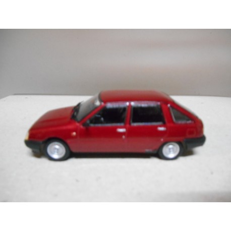 IZH-2126 ODA (LADA ODA) RED 1:43 DeAGOSTINI IXO USADO/EX PRIVADO