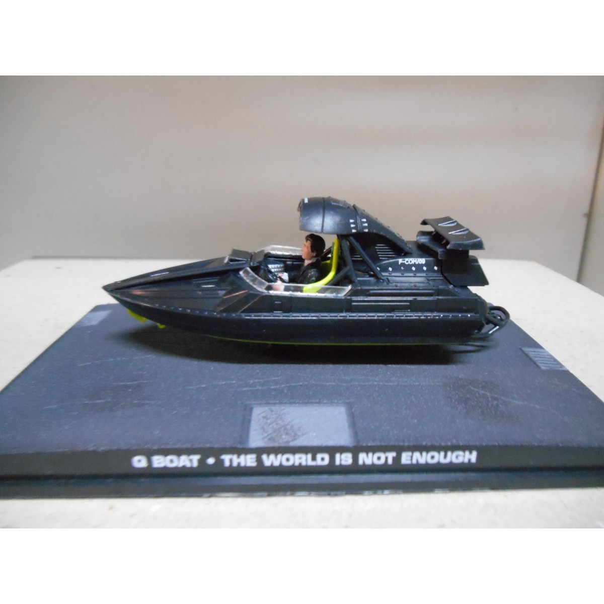 Q BOAT THE WORLD IS NOT ENOUGH 007 JAMES BOND IXO 143 BCN STOCK CARS
