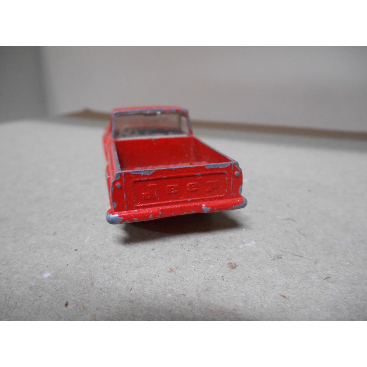 MATCHBOX LESNEY 71 JEEP GLADIATOR PICKUP RED 1:64 USADO/NO CAJA