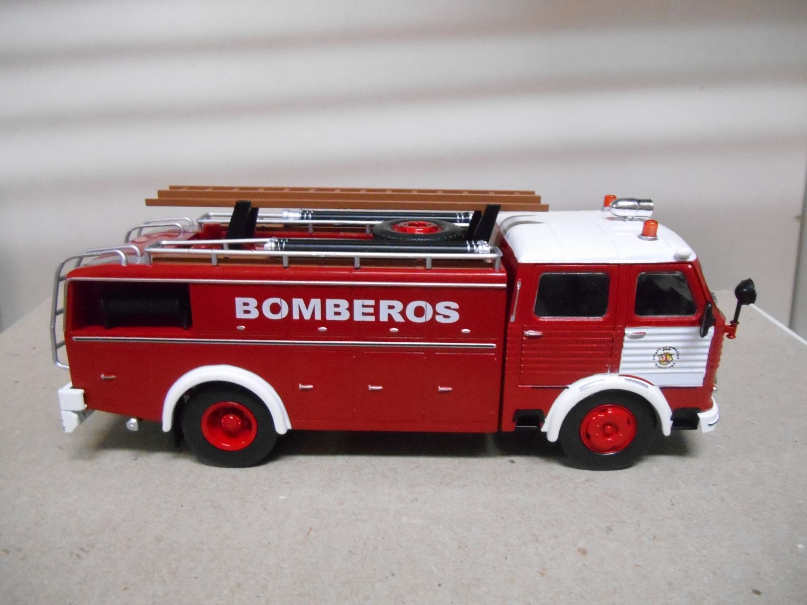 IST Ixo SB 1/43 - Aro M59A Pompiers – Modèle Modifié Et Protégé