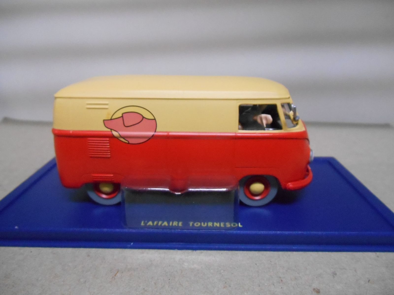 TinTin ミニカー　1/43 Laffaire Tournesol tintin-lautobus-de-la-swissair