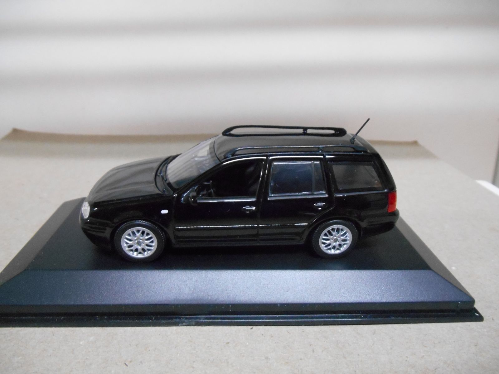 VOLKSWAGEN GOLF 4 VARIANT BLACK 1:43 MINICHAMPS URNA RAJADA - BCN