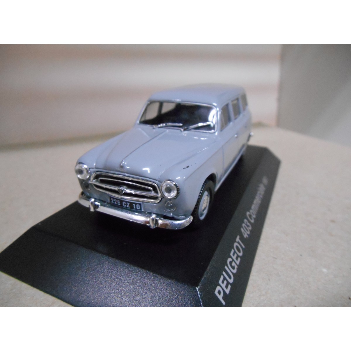 Peugeot 403 limousine -Fotos und -Bildmaterial in hoher Auflösung – Alamy