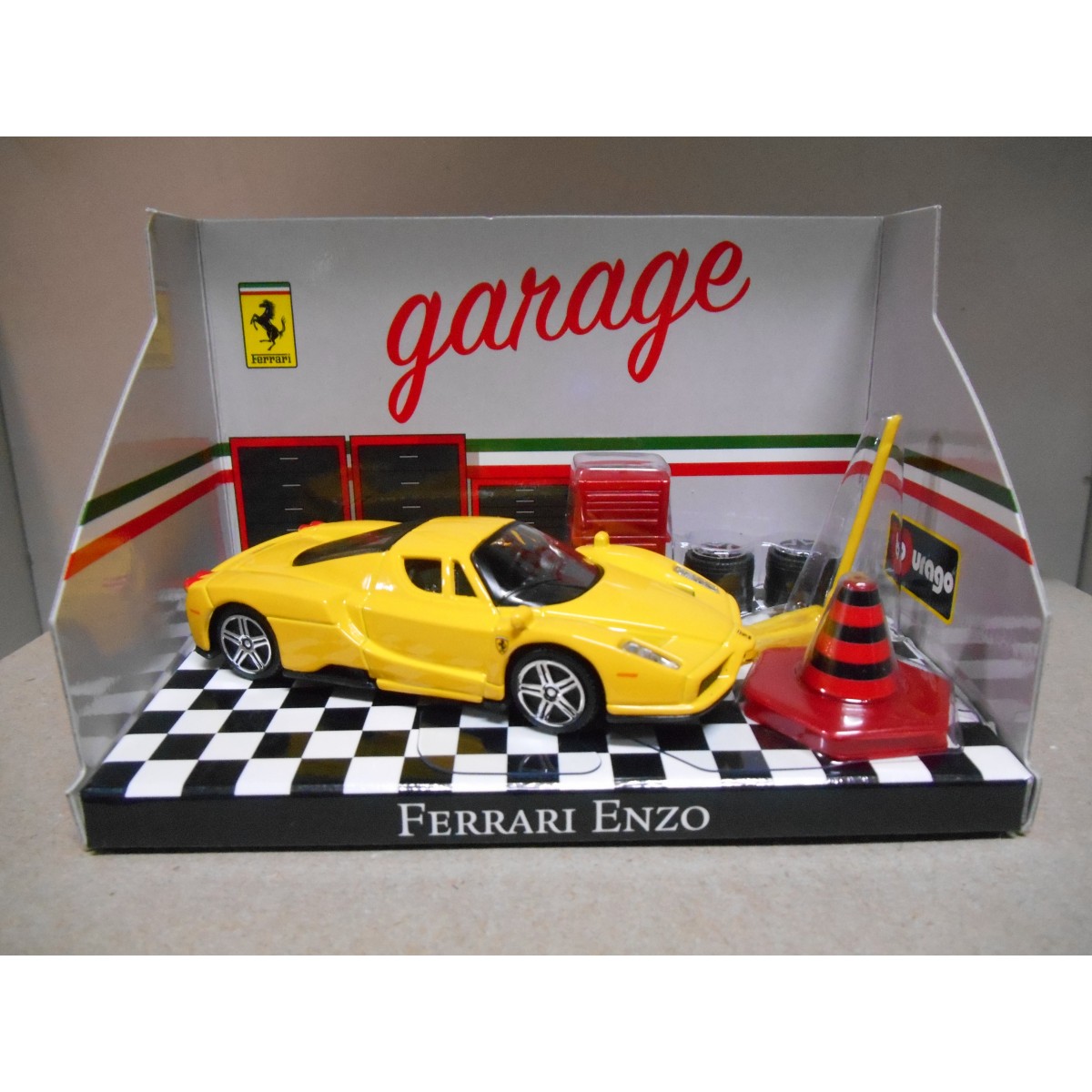 Bburago Ferrari Racing Garage Playset 