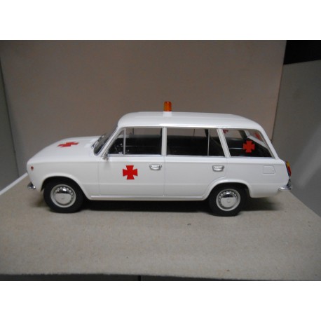 SEAT 124 FAMILIAR AMBULANCIA 1968 1:18 TRIPLE9