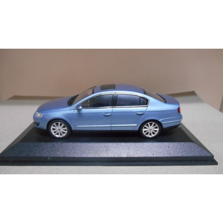 VOLKSWAGEN PASSAT B6 CHRYSTALBLUE 1:43 DEALER MINICHAMPS